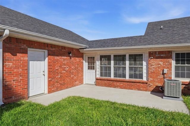 1409 Oaks Manor Drive, Fayetteville, AR 72703