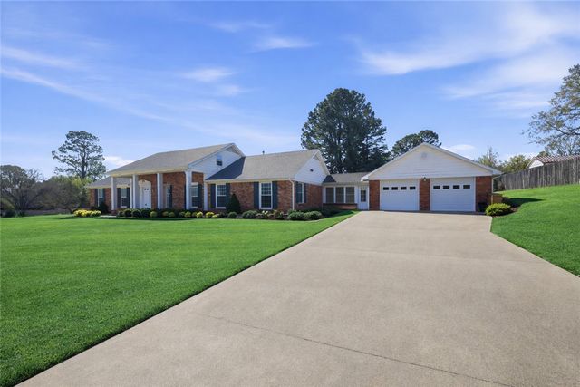 1409 Oaks Manor Drive, Fayetteville, AR 72703