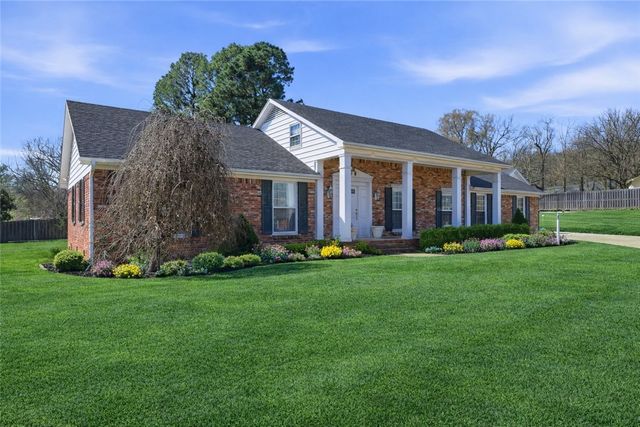 1409 Oaks Manor Drive, Fayetteville, AR 72703