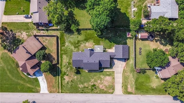 1409 Oaks Manor Drive, Fayetteville, AR 72703