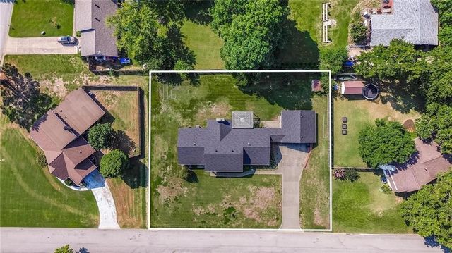 1409 Oaks Manor Drive, Fayetteville, AR 72703