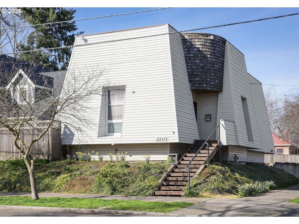 2203 N EMERSON St, Portland, OR 97217