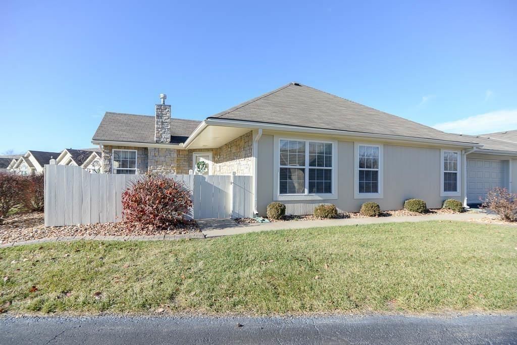 6160 NE Kensington Drive, Lee's Summit, MO 64064