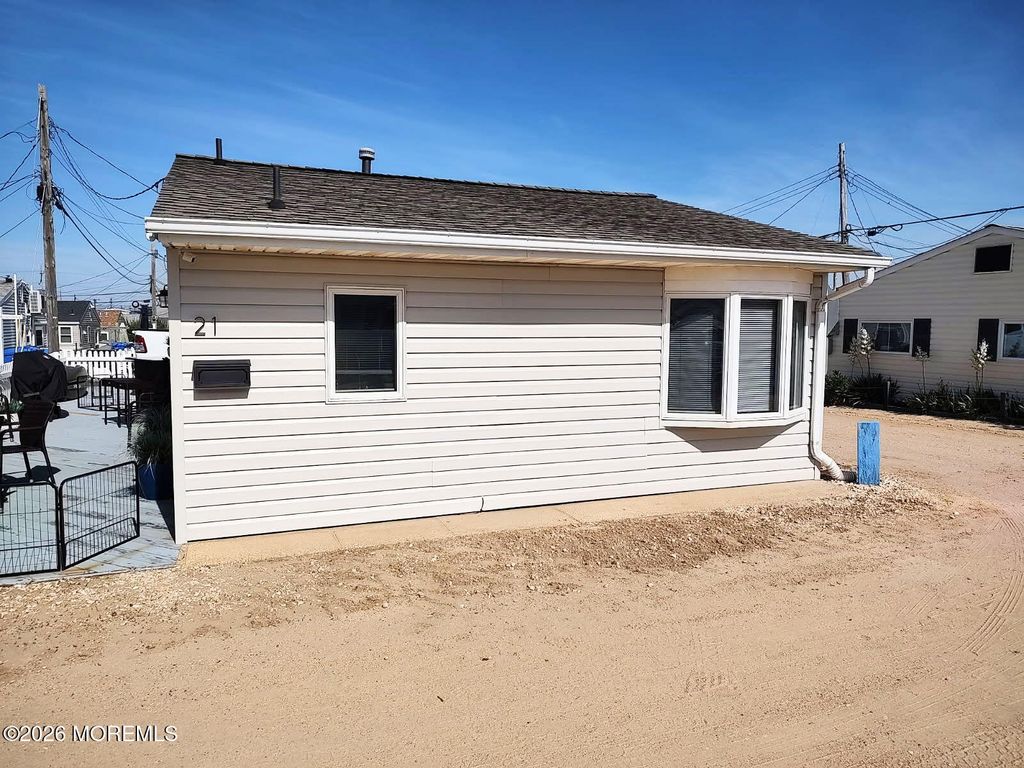21 E Penguin Way, Lavallette, NJ 08735