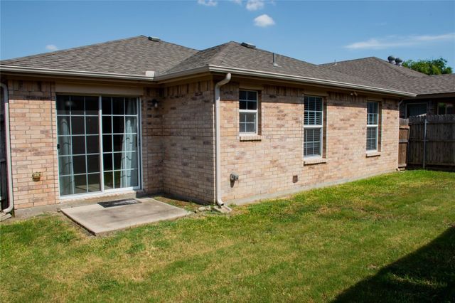 5213 Mirror Lake Drive, Haltom City, TX 76117