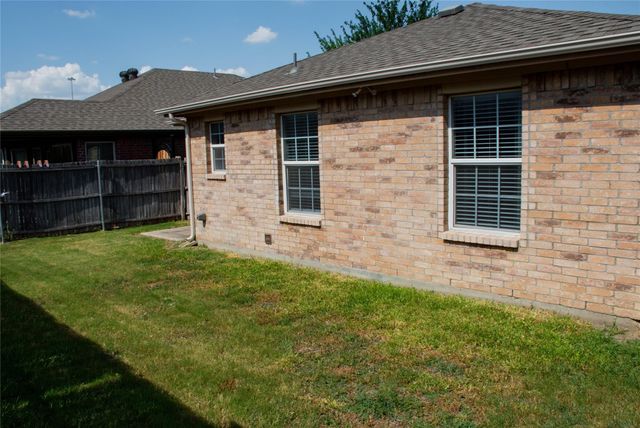 5213 Mirror Lake Drive, Haltom City, TX 76117