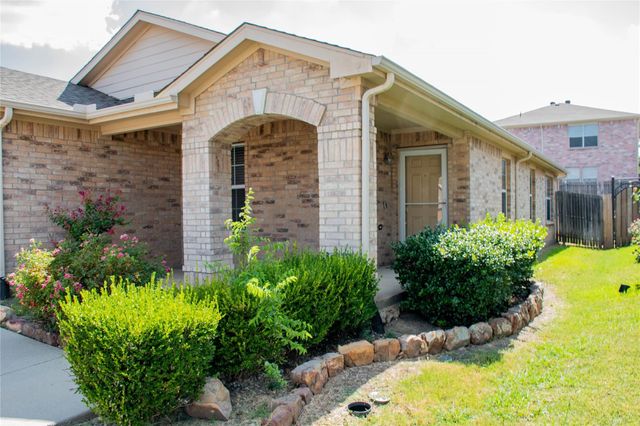 5213 Mirror Lake Drive, Haltom City, TX 76117