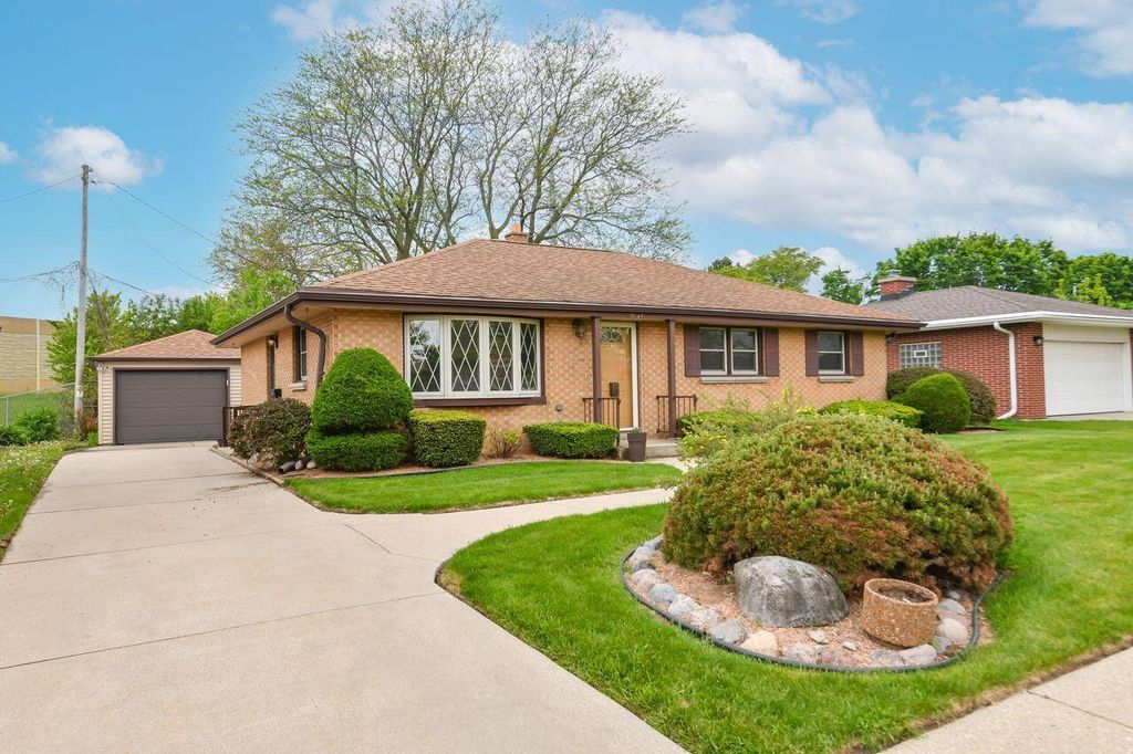 1631 W Bottsford AVENUE, Milwaukee, WI 53221