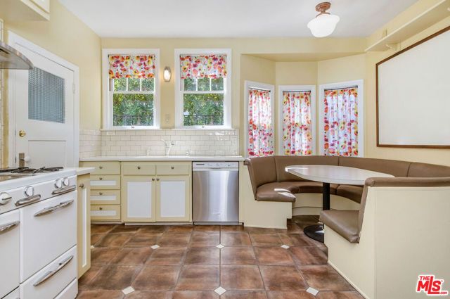 846 S Lucerne Boulevard, Los Angeles, CA 90005