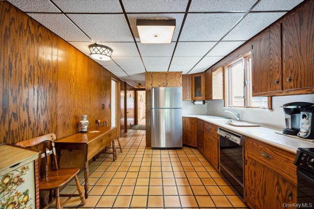 9 Lakeland Avenue, Patchogue, NY 11772