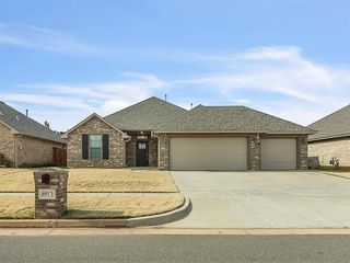 8913 Stacy Lynn Lane, Yukon, OK 73099