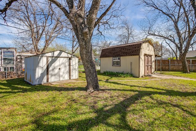 308 Thompson Court, Saginaw, TX 76179