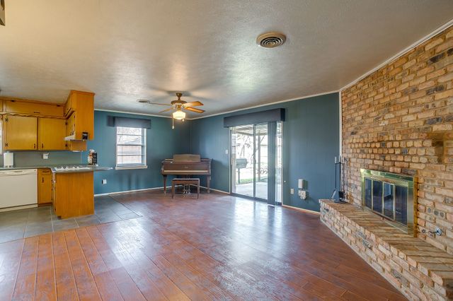 308 Thompson Court, Saginaw, TX 76179