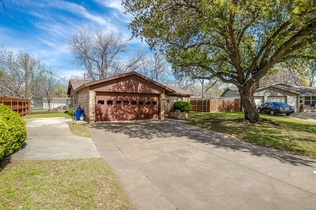 308 Thompson Court, Saginaw, TX 76179