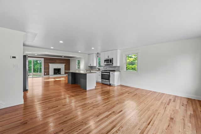 15 Lancaster Road, Glastonbury, CT 06033