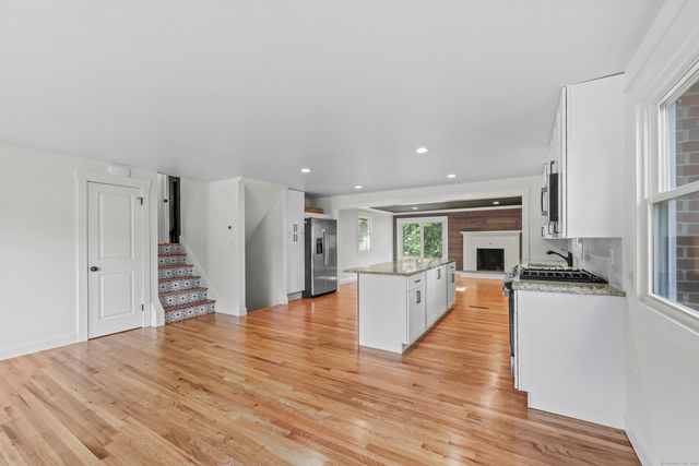 15 Lancaster Road, Glastonbury, CT 06033