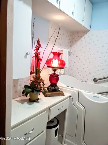 905 Loreauville Road, New Iberia, LA 70563