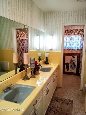 905 Loreauville Road, New Iberia, LA 70563