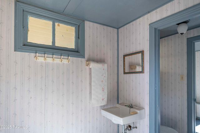 905 Loreauville Road, New Iberia, LA 70563