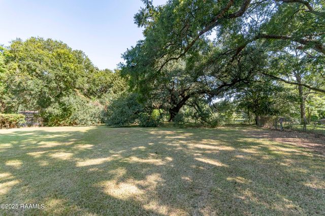 905 Loreauville Road, New Iberia, LA 70563