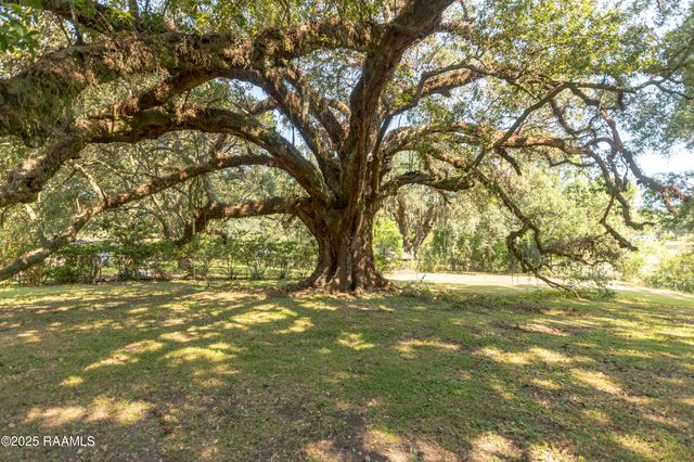 905 Loreauville Road, New Iberia, LA 70563