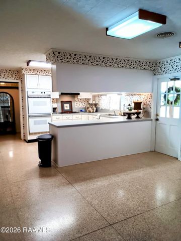 905 Loreauville Road, New Iberia, LA 70563