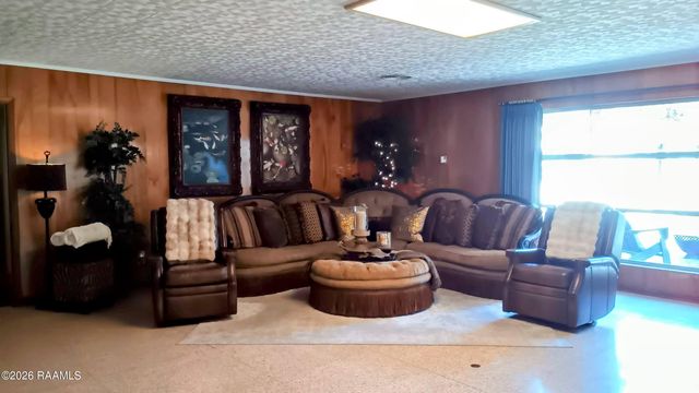 905 Loreauville Road, New Iberia, LA 70563