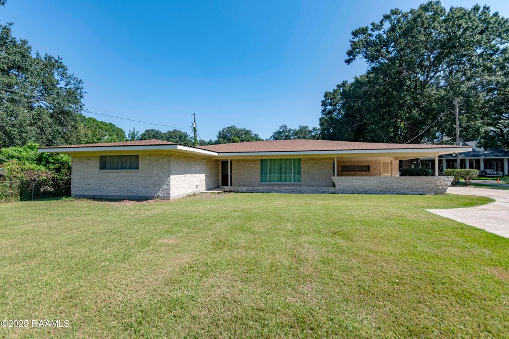 905 Loreauville Road, New Iberia, LA 70563