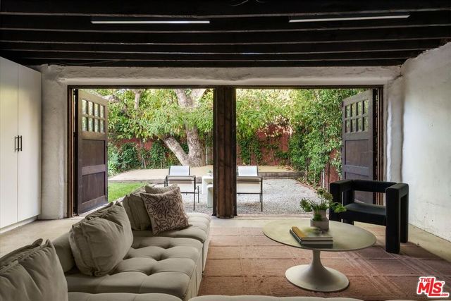 2414 4th Avenue, Los Angeles, CA 90018