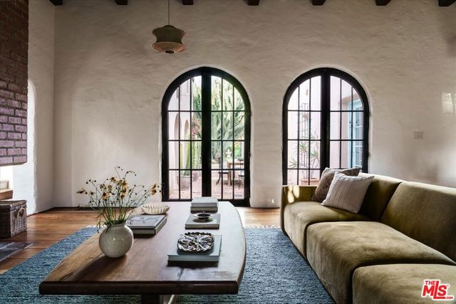 2414 4th Avenue, Los Angeles, CA 90018