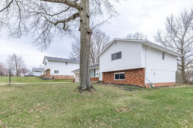 8201 Royalview Drive, Parma, OH 44129