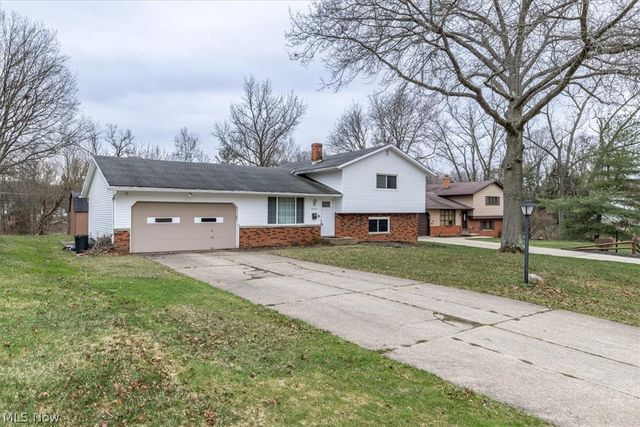 8201 Royalview Drive, Parma, OH 44129