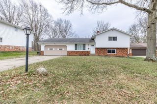 8201 Royalview Drive, Parma, OH 44129