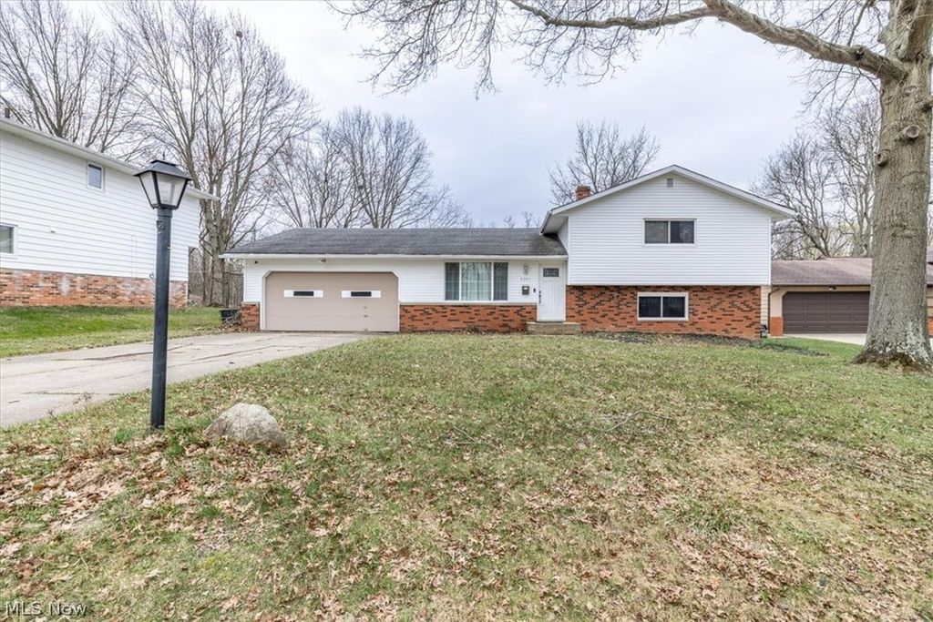 8201 Royalview Drive, Parma, OH 44129