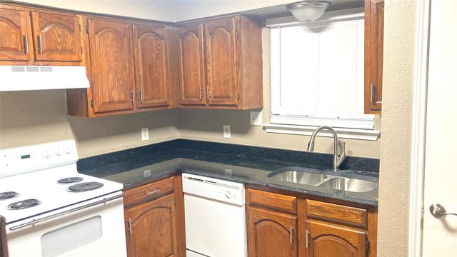 10613 Flamewood Drive, Fort Worth, TX 76140