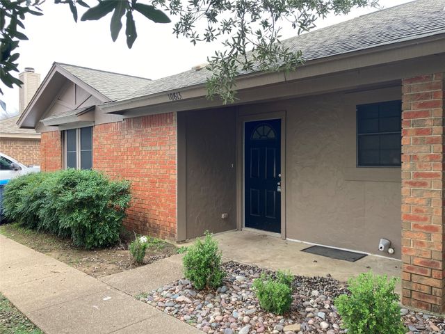 10613 Flamewood Drive, Fort Worth, TX 76140