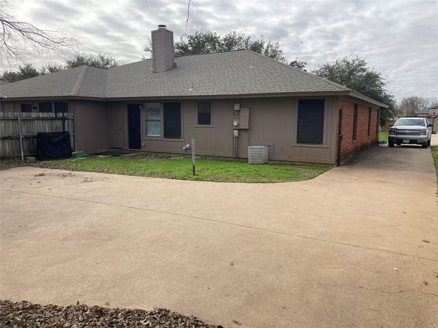 10613 Flamewood Drive, Fort Worth, TX 76140