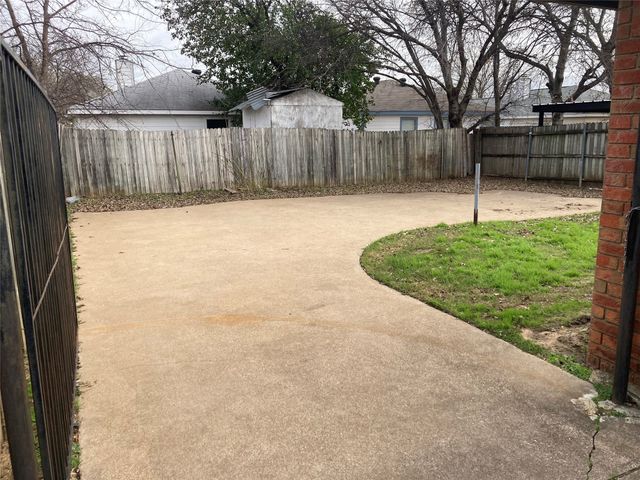 10613 Flamewood Drive, Fort Worth, TX 76140