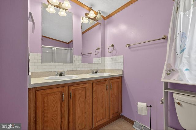 910 PINES RD, Etters, PA 17319
