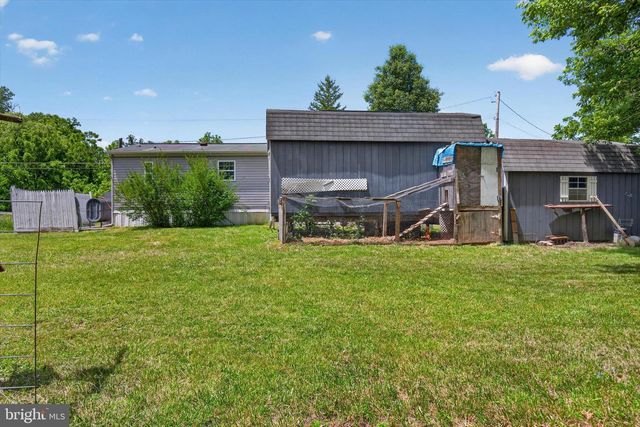 910 PINES RD, Etters, PA 17319