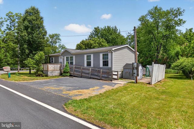 910 PINES RD, Etters, PA 17319