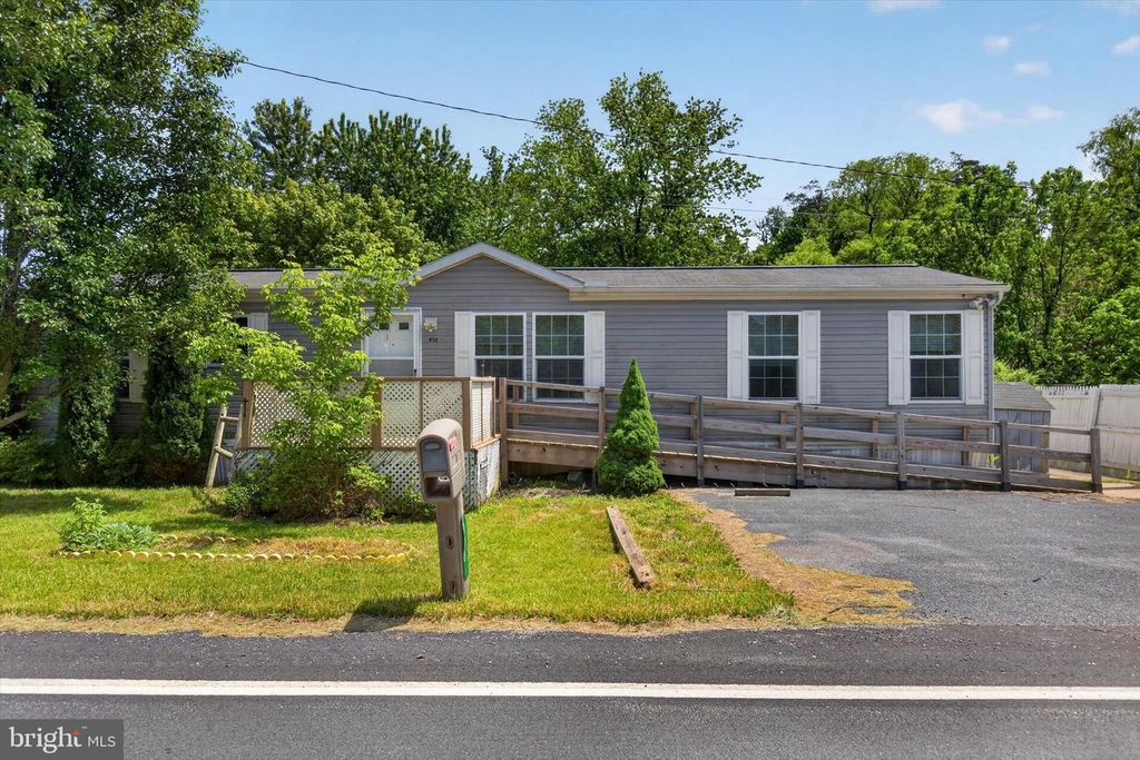 910 PINES RD, Etters, PA 17319