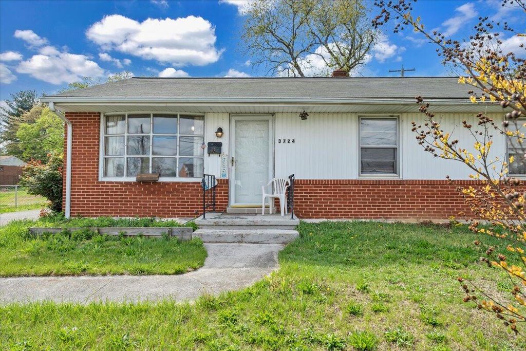3724 Plantation RD, Roanoke, VA 24012