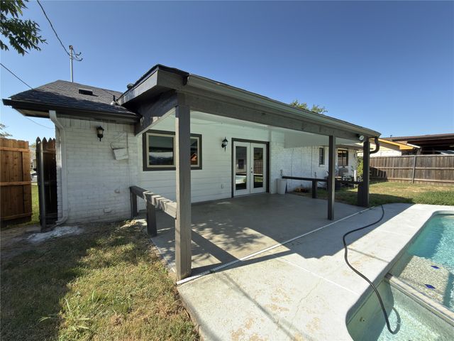 402 W Springdale Lane, Grand Prairie, TX 75052