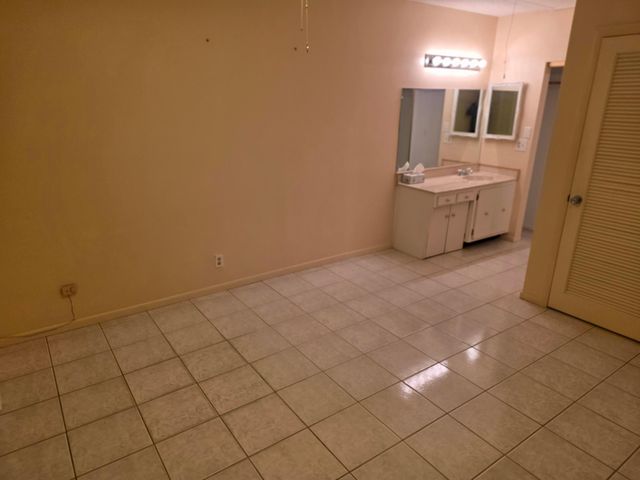 8590 CHEVY CHASE Drive 130, Boca Raton, FL 33433