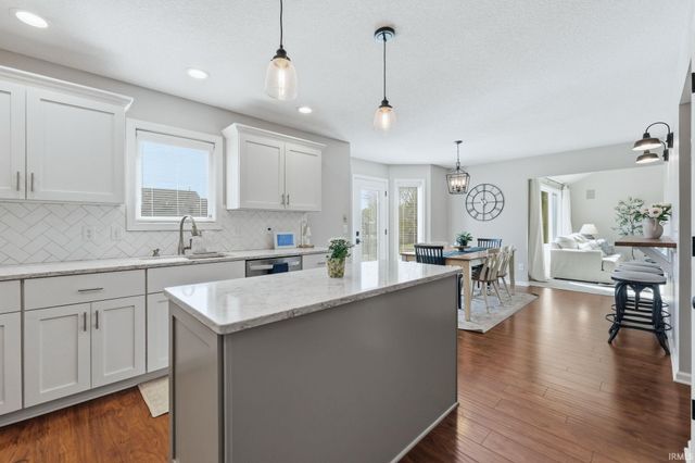 1012 Perry Lake Drive, Fort Wayne, IN 46845
