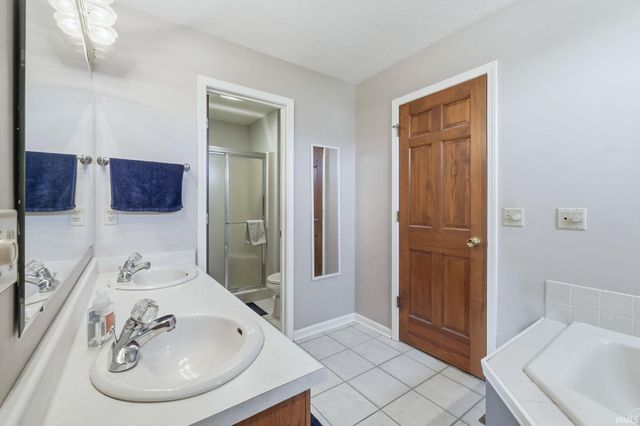 1012 Perry Lake Drive, Fort Wayne, IN 46845