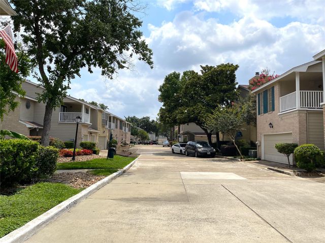 2220 Bering Drive 13, Houston, TX 77057