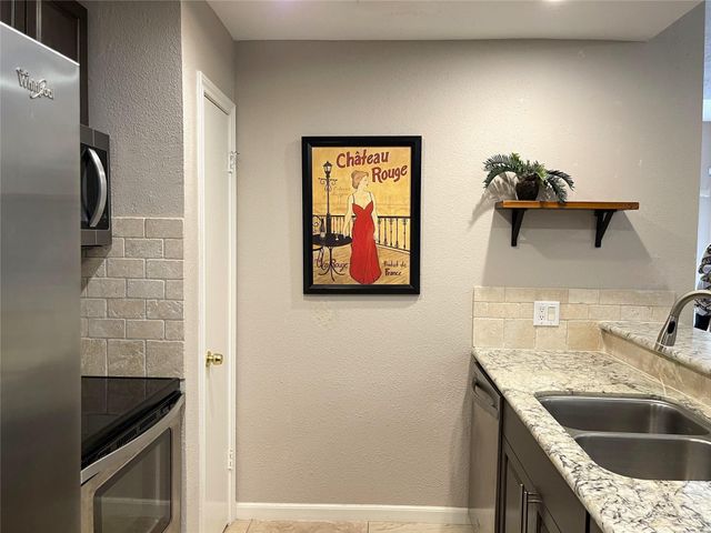 2220 Bering Drive 13, Houston, TX 77057