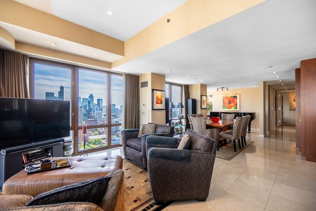 111 W Maple Street 3402-3404, Chicago, IL 60610